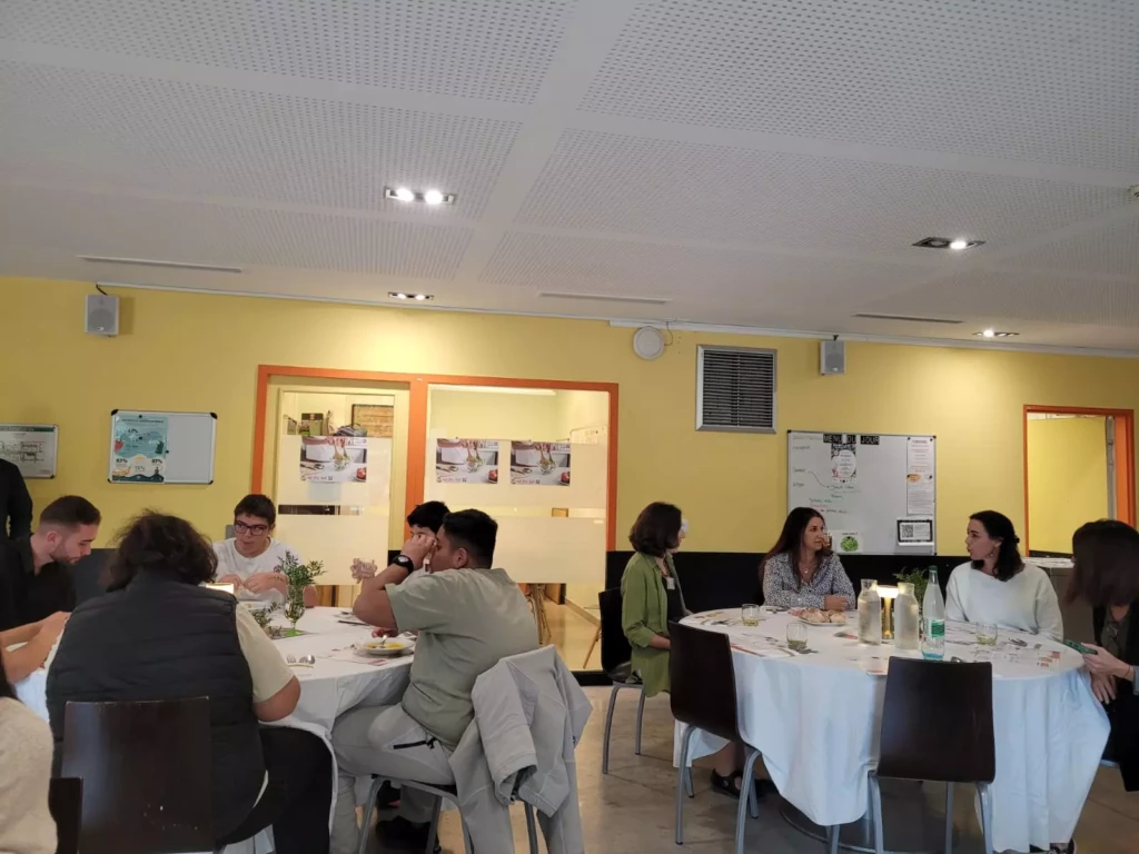 Salle de repas pendant l'évènement du Grand Repas 2025