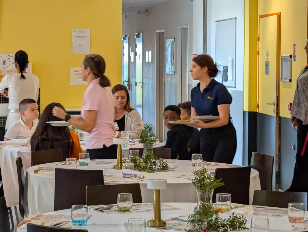 Les équipes du SMR Pédiatrique Val Pré Vert réalisant le service en salle