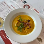 Crémeux de potimarron aux noix et éclats de jambon croustillant