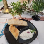 Caillé de chèvre à tartiner, focaccia grillée, huile d'olive de Provence