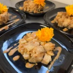 Crumble pomme poire parfumé à la fêve tonka, caramel au beurre salé
