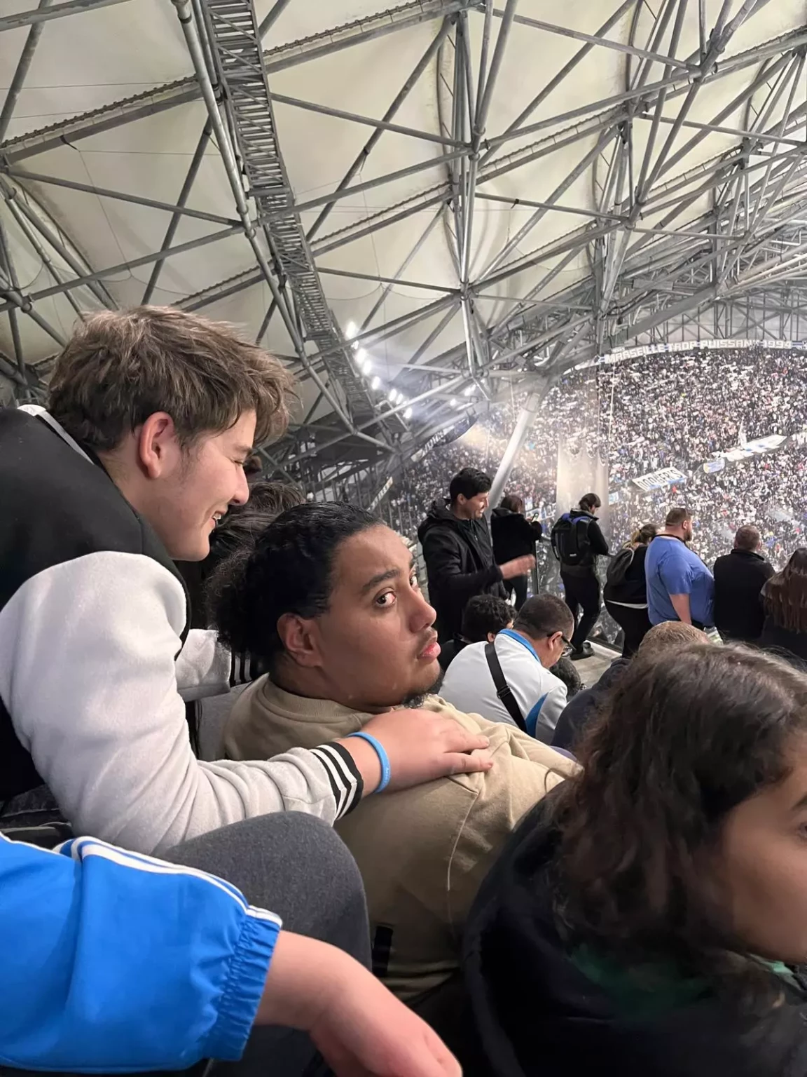 Jeunes du SMR Val Pré Vert dans les tribunes du stade Vélodrome à Marseille lors du match OM Toulouse