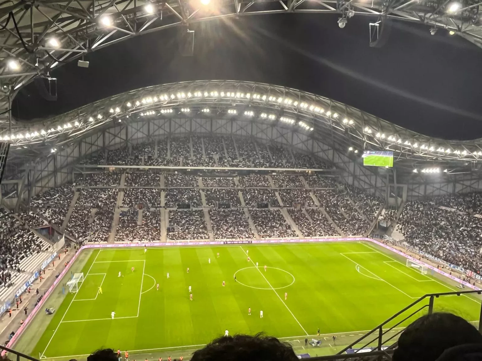 Jeunes du SMR Val Pré Vert dans les tribunes du stade Vélodrome à Marseille lors du match OM Toulouse