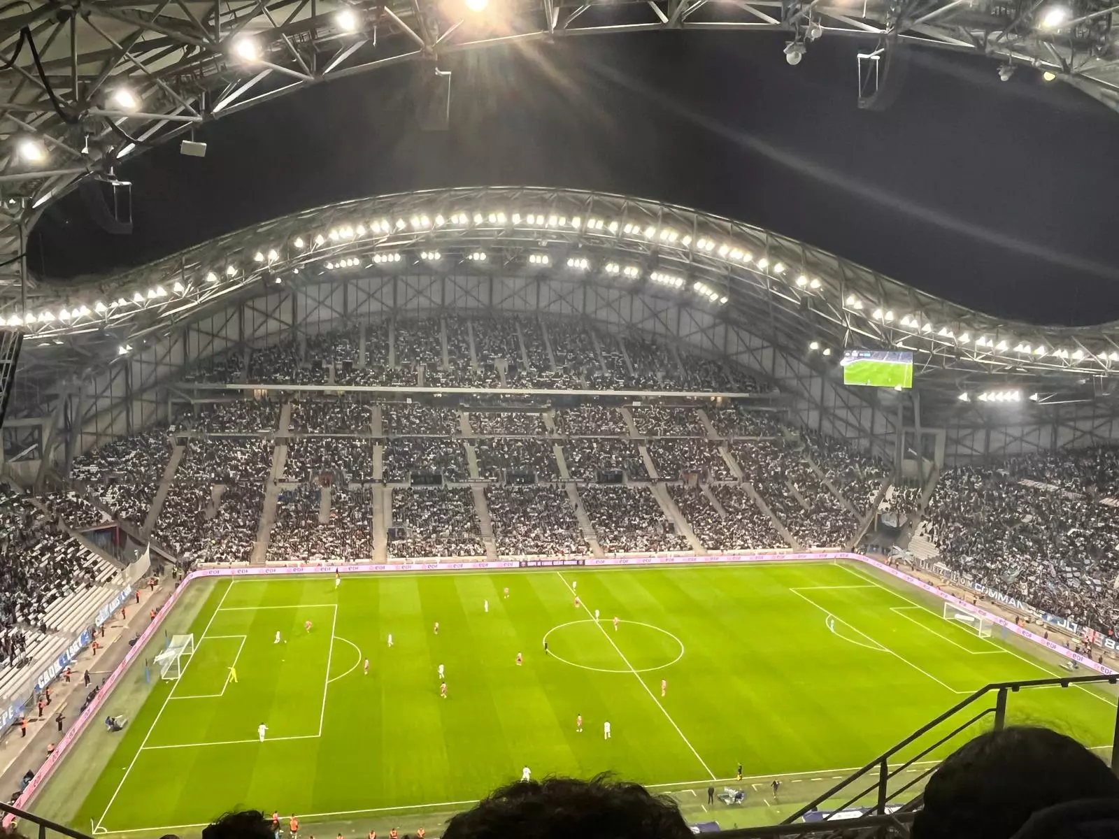 Jeunes du SMR Val Pré Vert dans les tribunes du stade Vélodrome à Marseille lors du match OM Toulouse