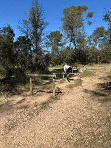 Adolescent franchissant un obstacle sur un parcours de santé lors d’une activité physique adaptée au diabète de type 1 au centre Val Pré Vert