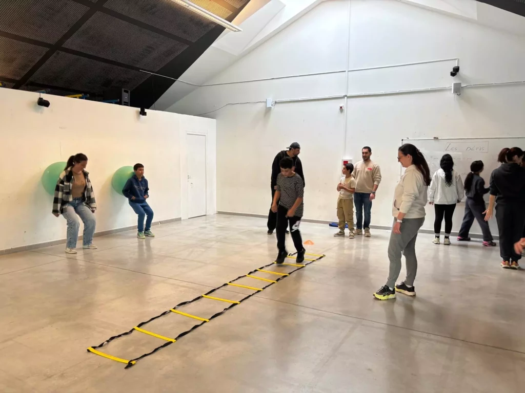 Enfant réalisant un exercice physique avec échelle de coordination