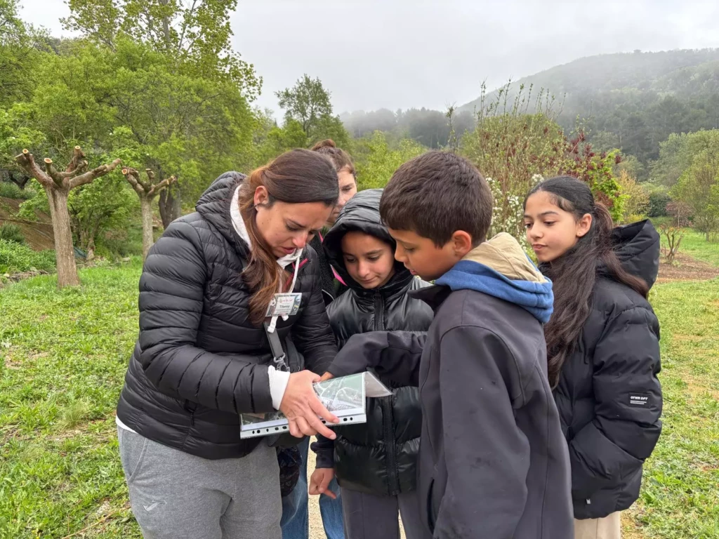 Enfants participant à une course d’orientation avec une éducatrice