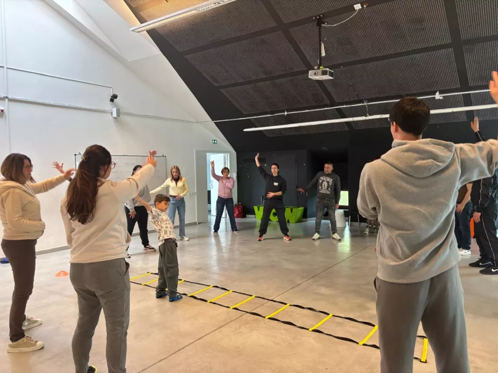 Groupe enfants et adultes faisant un exercice physique collectif