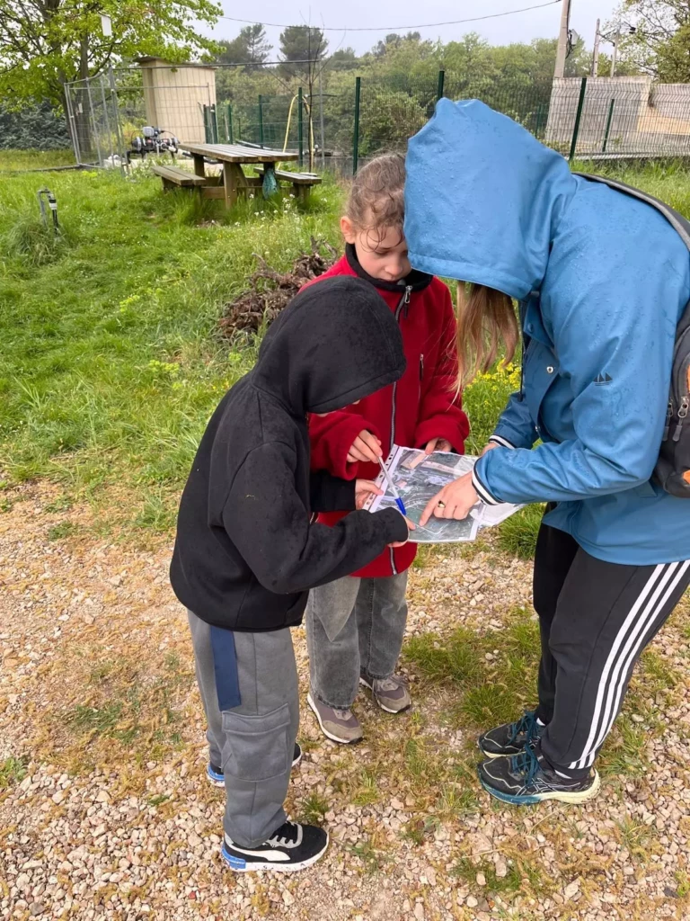Enfants lisant une carte lors d’une course d’orientation