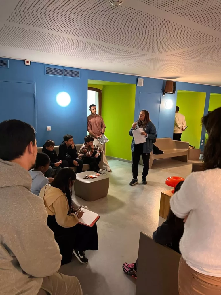 Groupe d’enfants et parents lors d’un échange collectif en fin de journée