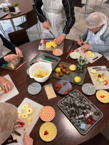 Atelier cuisine parents enfants avec découpe de fruits