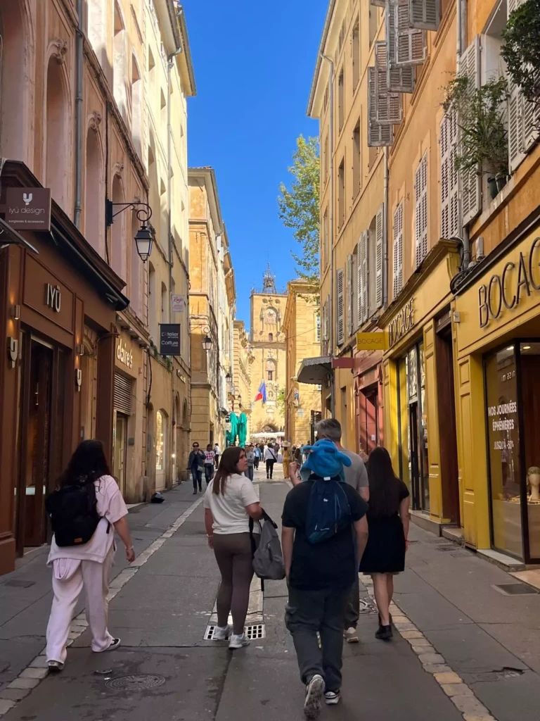 Groupe d’enfants se promenant dans les rues d’Aix-en-Provence pendant un mini-séjour santé