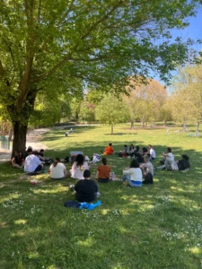 Groupe d’enfants en pique-nique au parc pendant un mini-séjour santé