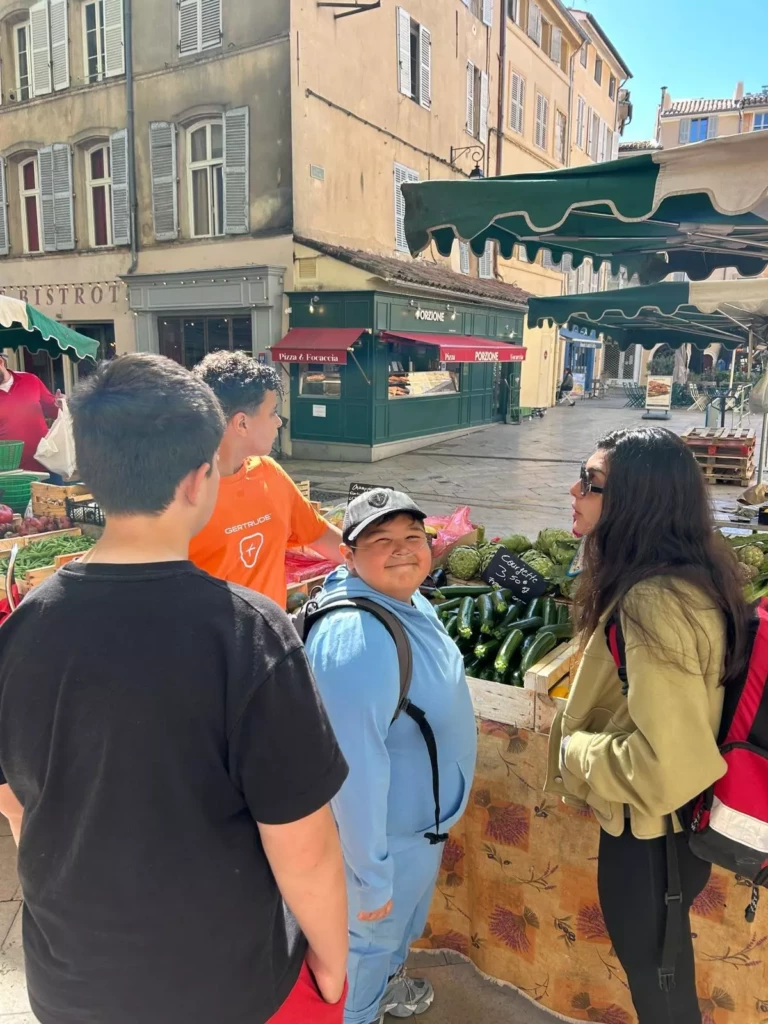Enfants et encadrants au marché d’Aix-en-Provence pendant un atelier d’éducation thérapeutique