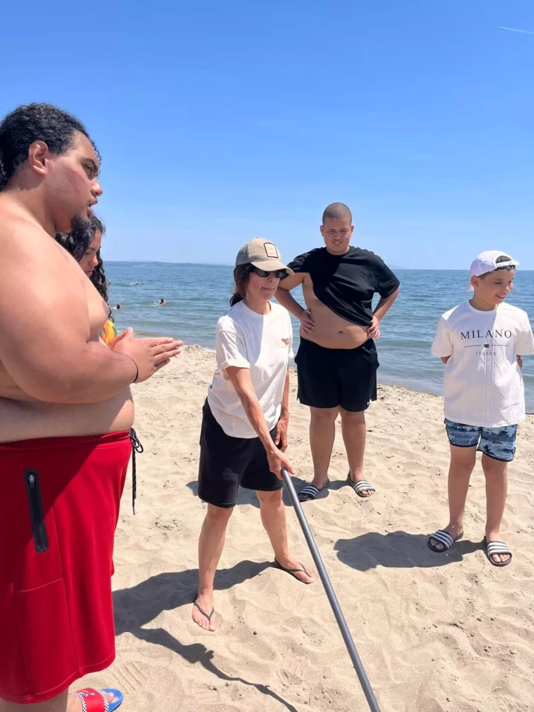 Jeunes participants de Val Pré Vert lors d’un défi sur la plage façon Koh-Lanta