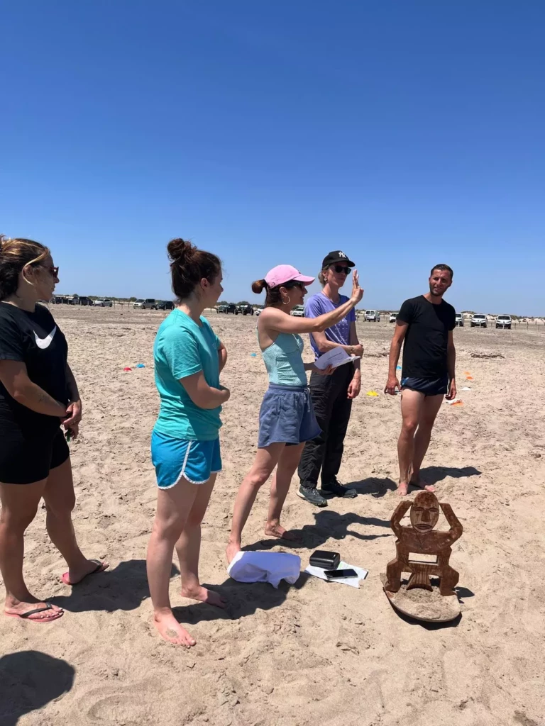 Présentation des épreuves Koh-Lanta aux participants de Val Pré Vert sur la plage