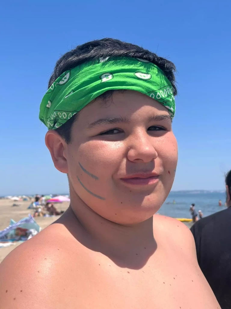 Participant à la journée Koh-Lanta de Val Pré Vert avec un bandana d’équipe