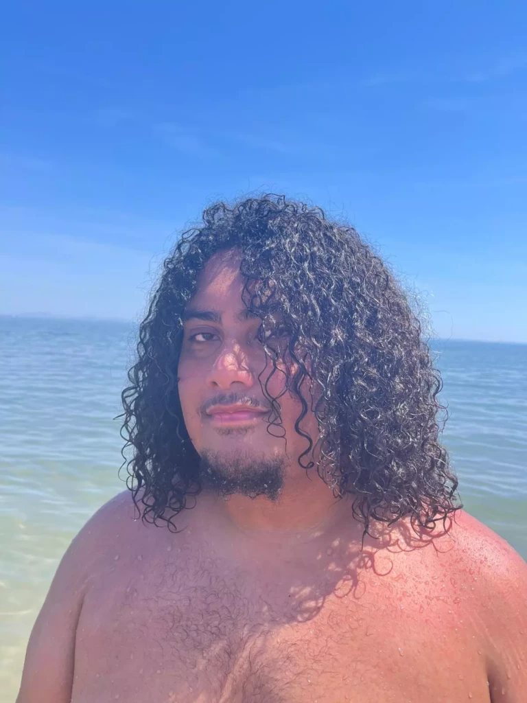 Participant de Val Pré Vert lors d’une journée de défis collectifs sur la plage