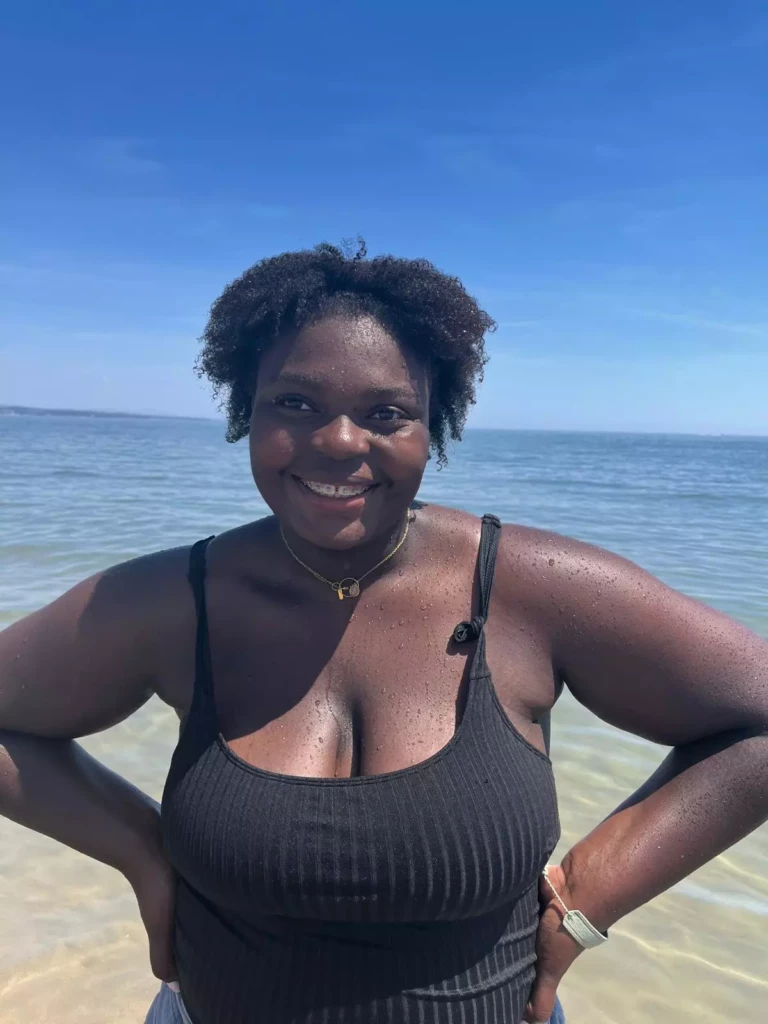 Jeune participante souriante lors de la journée Koh-Lanta de Val Pré Vert à la plage