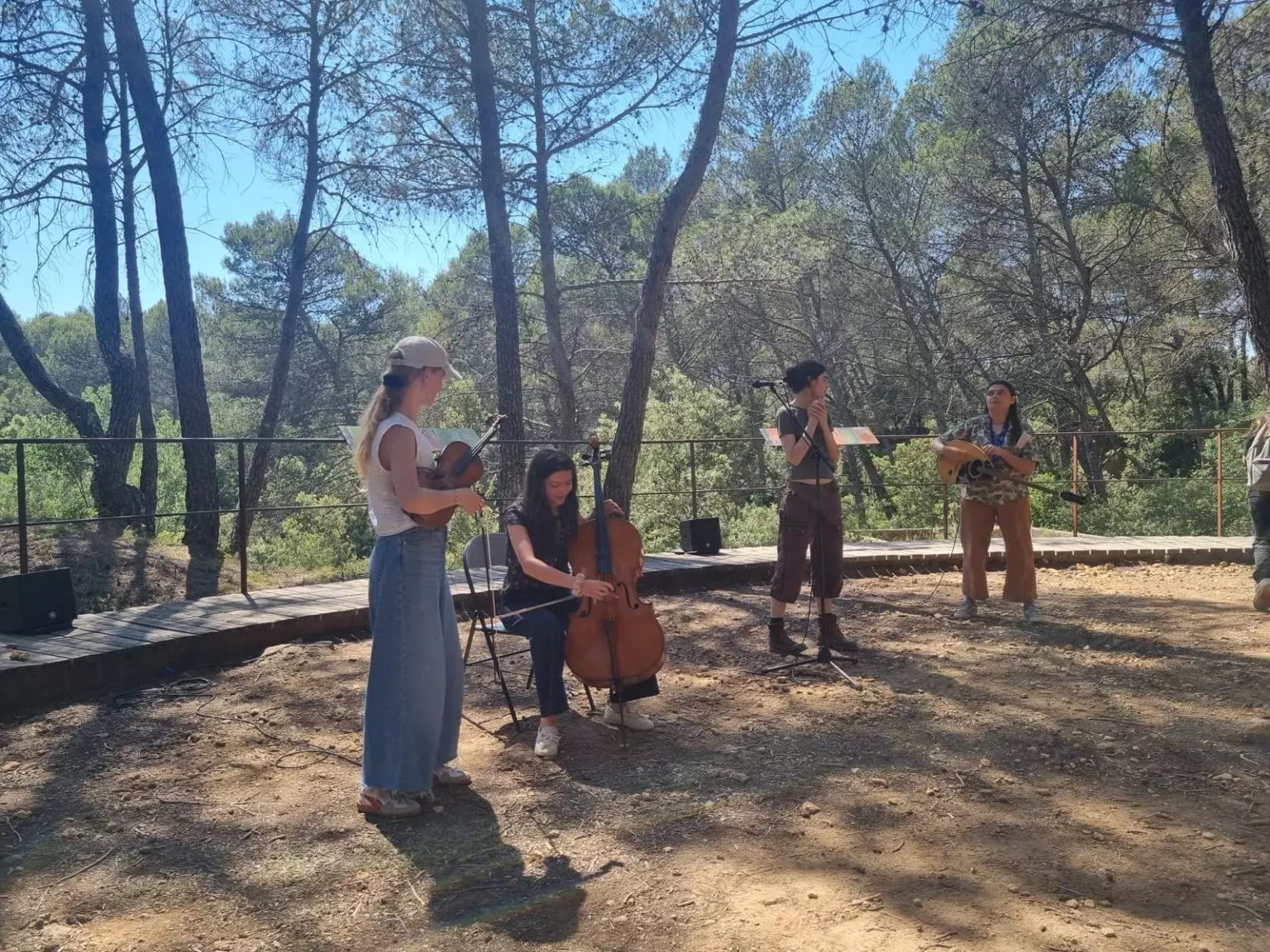Musiciennes du projet Au Grand Air 2026 devant le paysage de la Sainte-Victoire