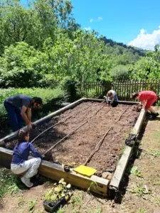 Enfant accompagné dans un jardin à Val Pré Vert pour la Journée nationale de sensibilisation au TDAH