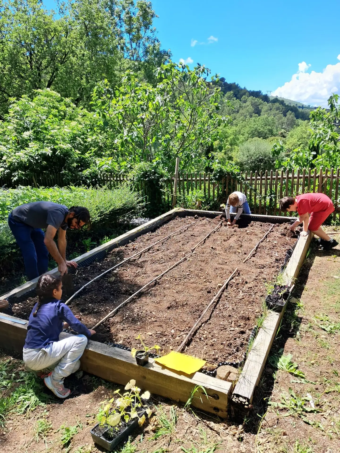 Enfant accompagné dans un jardin à Val Pré Vert pour la Journée nationale de sensibilisation au TDAH