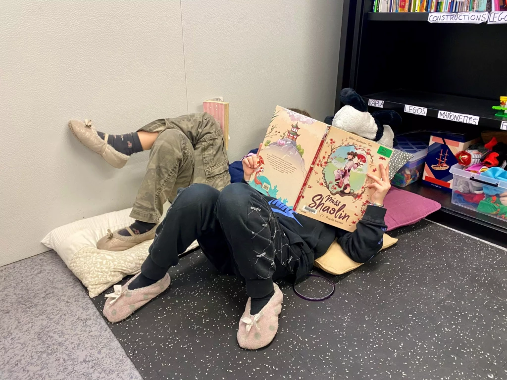 Enfant avec un livre accompagné dans ses apprentissages dans le cadre de la sensibilisation au TDAH