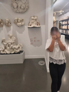 Adolescente de Val Pré Vert découvrant des sculptures au Musée d’Histoire de Marseille