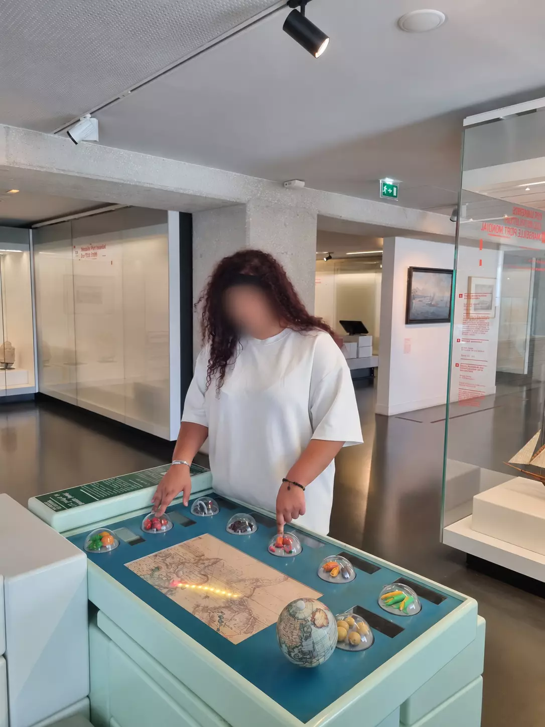 Adolescente de Val Pré Vert découvrant un dispositif interactif au Musée d’Histoire de Marseille