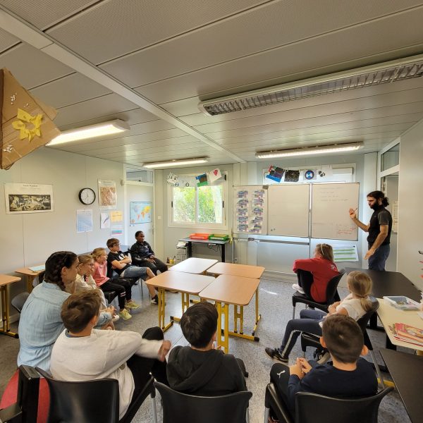 Enfants en train de suivre un cours dans une salle de classe
