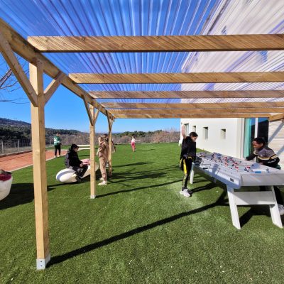 Enfants jouant au babyfoot
