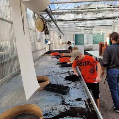 Enfants jardinant dans une serre