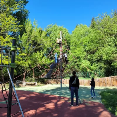 Enfants s'amusant en extérieur dans un parcours sportif