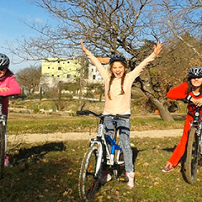 Enfants sur des vélos