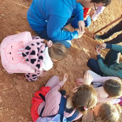 Enfants assis par terre