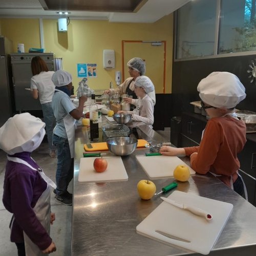 Enfants en train de cuisiner