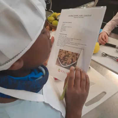 Enfant qui lit une recette de cuisine