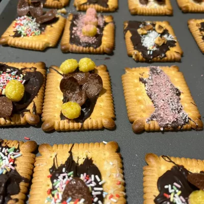 Biscuits avec du chocolat dessus préparés par les enfants