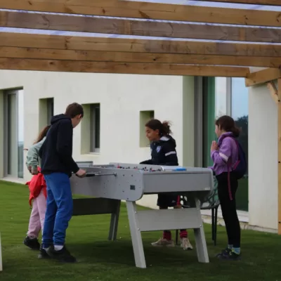 Enfants jouant au baby foot