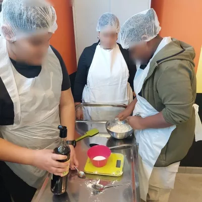 Enfants qui cuisinent