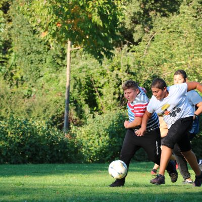 Enfants jouant au football